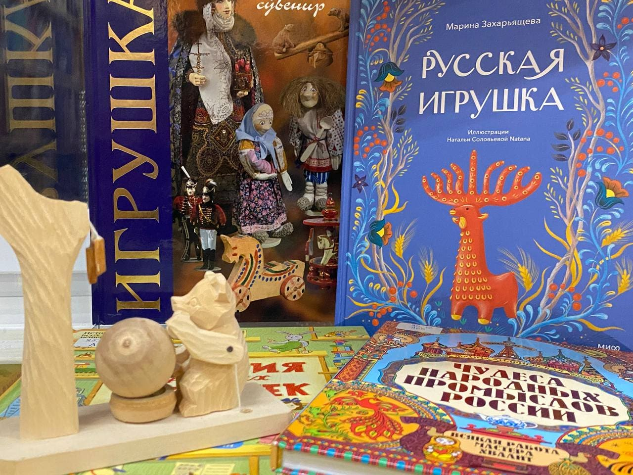 Книжные выставки в залах обслуживания РГДБ: декабрь
